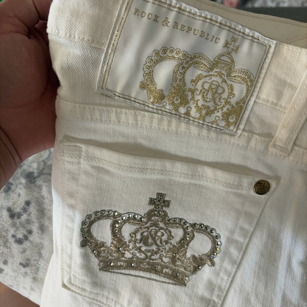 Rock & Republic White Jeans with Rhinestone Crown Pocket